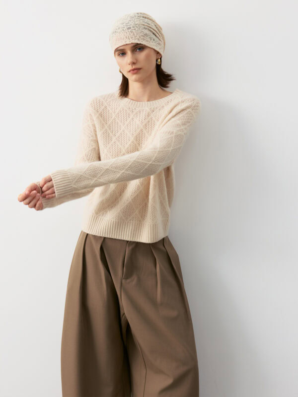 100% CASHMERE CREWNECK SWEATER WITH DIAMOND OPENWORK KNIT | LIGHT GREY & SOFT BEIGE